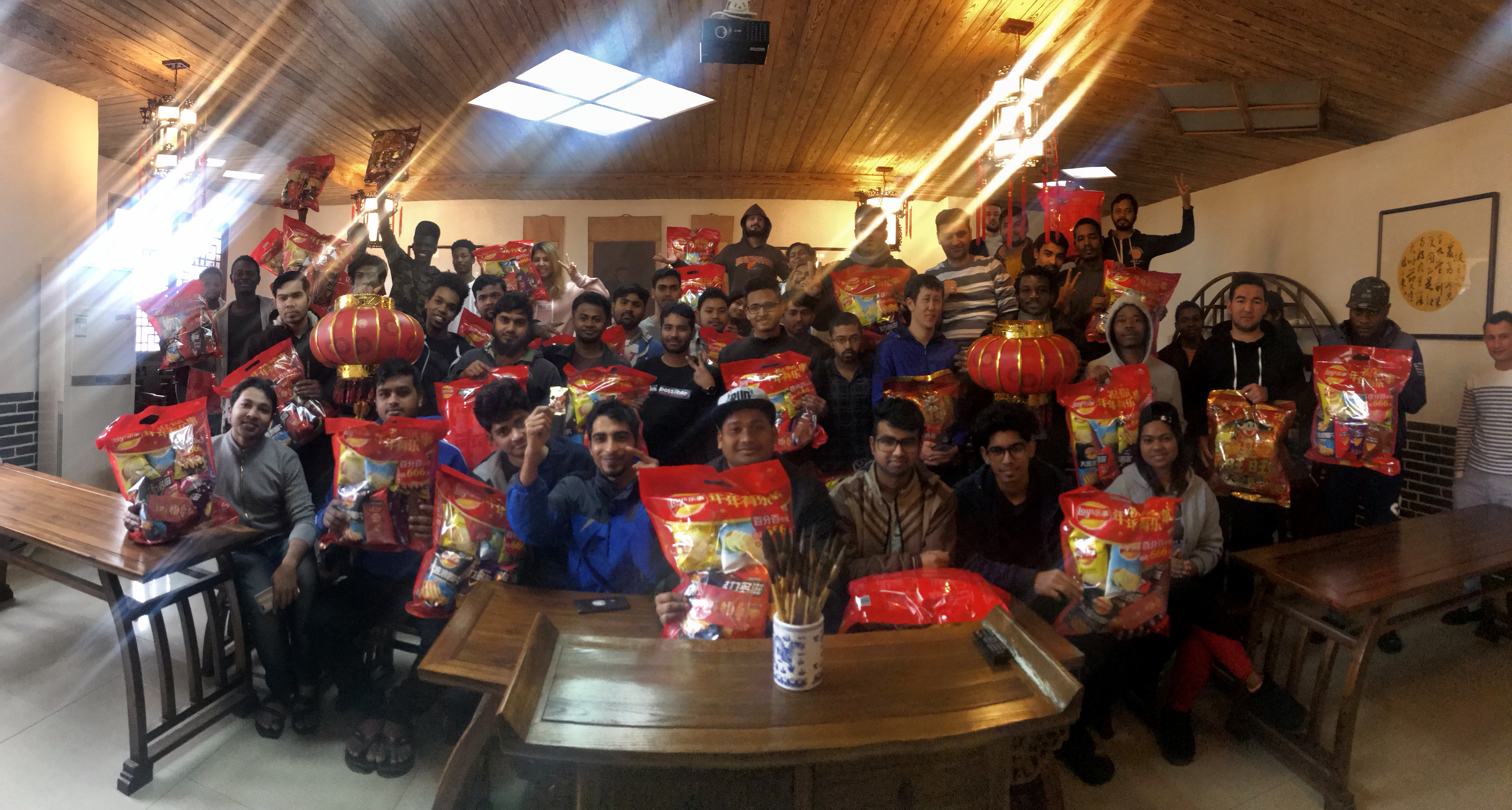 为了使留学生在中国度过愉快的春节，并丰富留校学生的寒假生活，2月2日