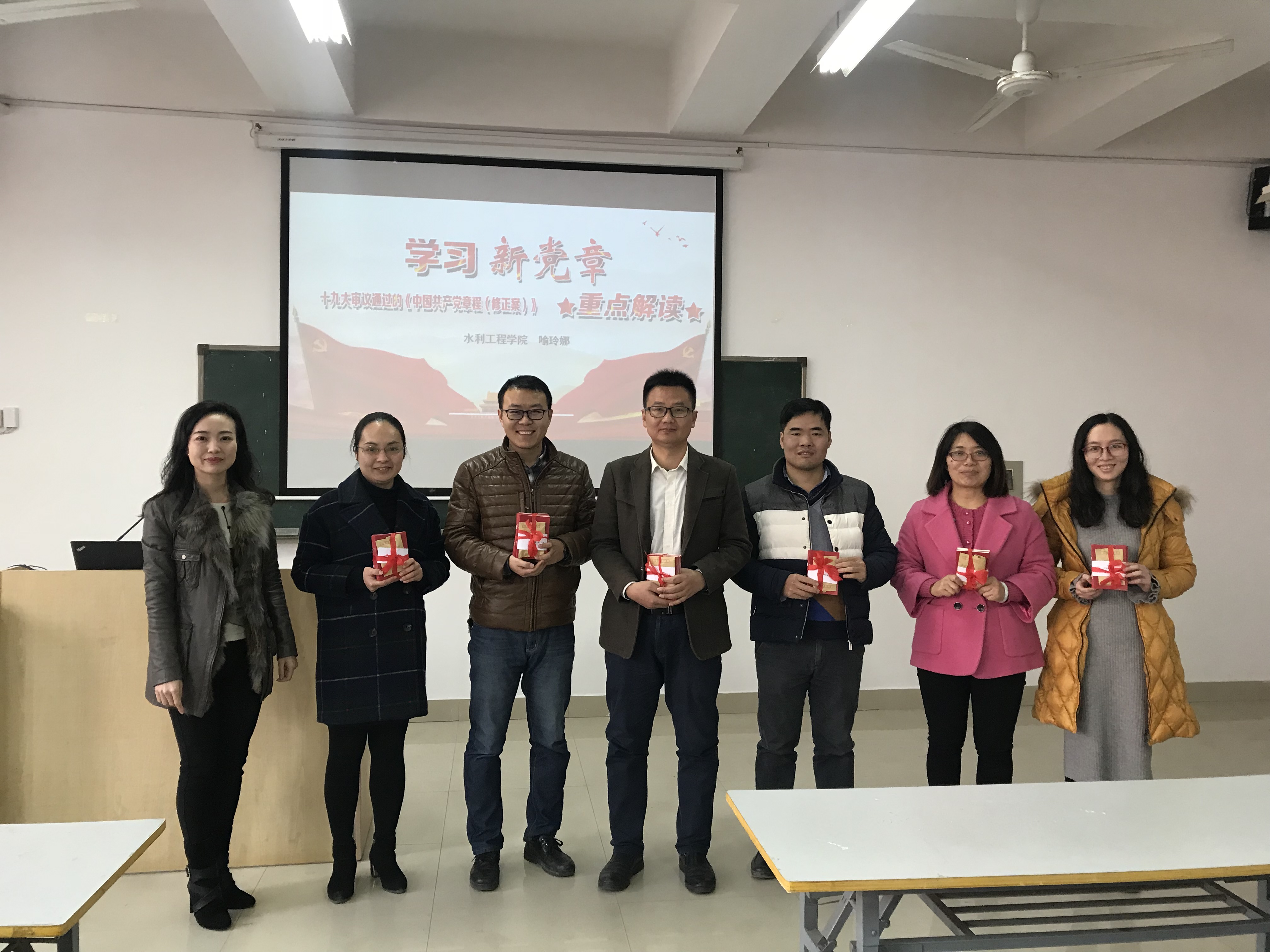 学院首页 学院新闻 > 正文 喻玲娜表示,党章作为党的根本大法,必定要