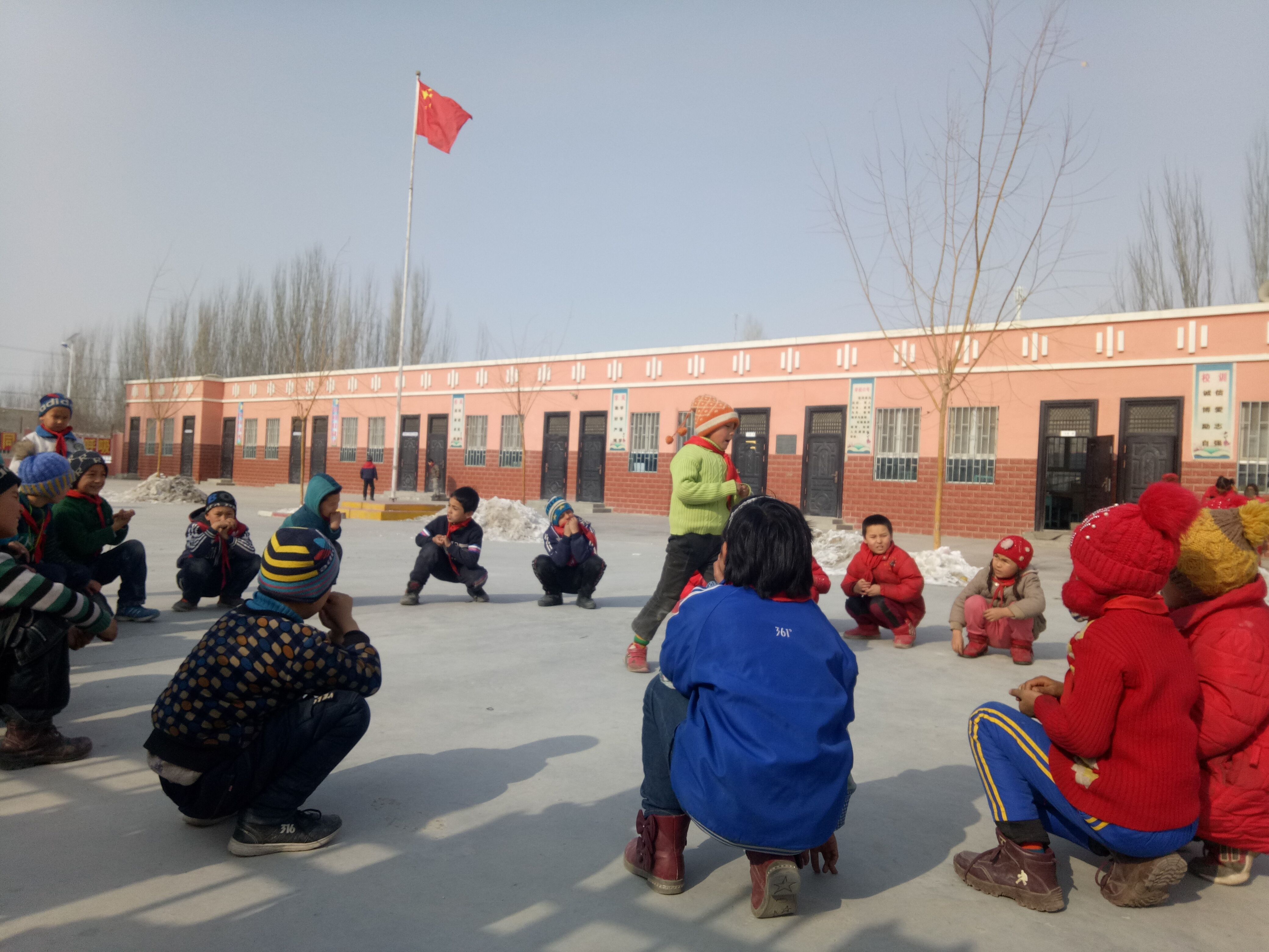 新疆乌什县,回家后的第一天,便来到了乌什县阿合雅镇斯马甫奇村小学