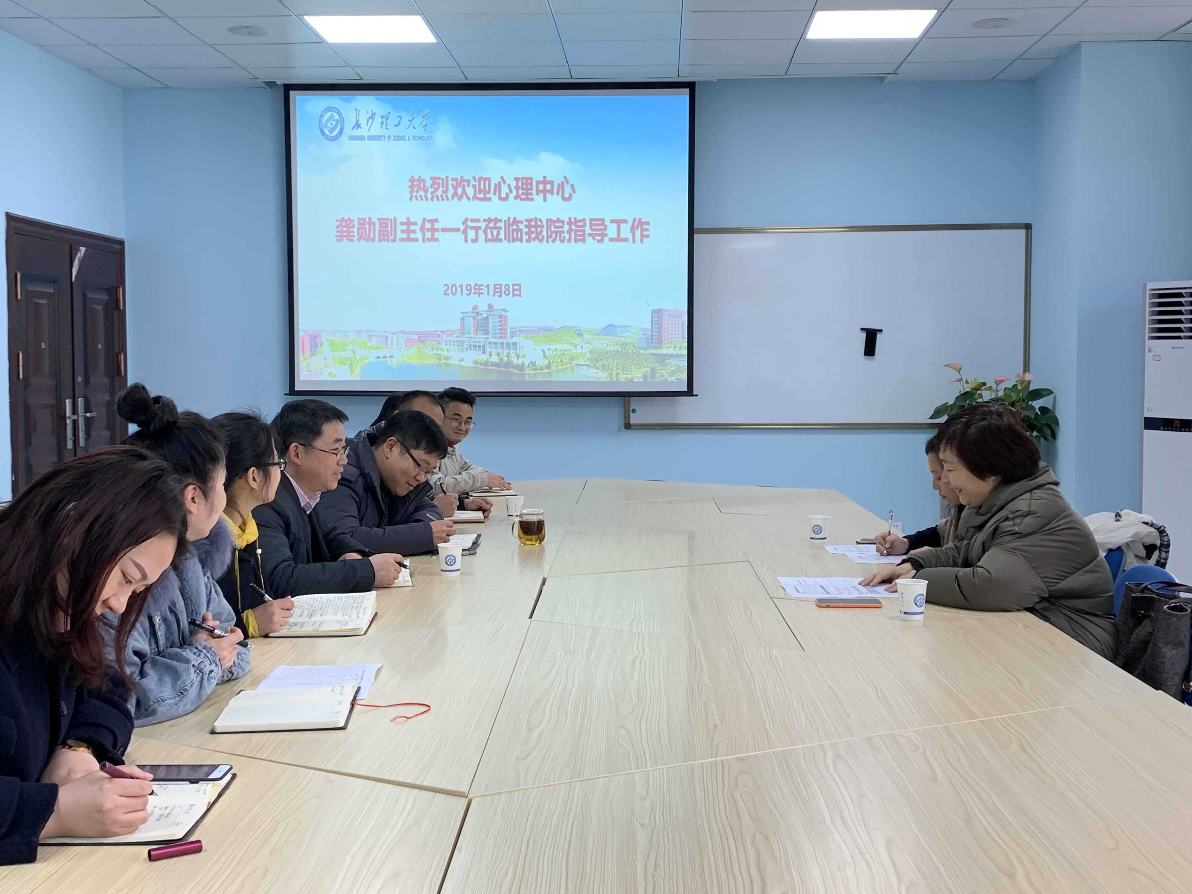 最后,心理中心就具体工作与学院学工团队进行了深入交流.