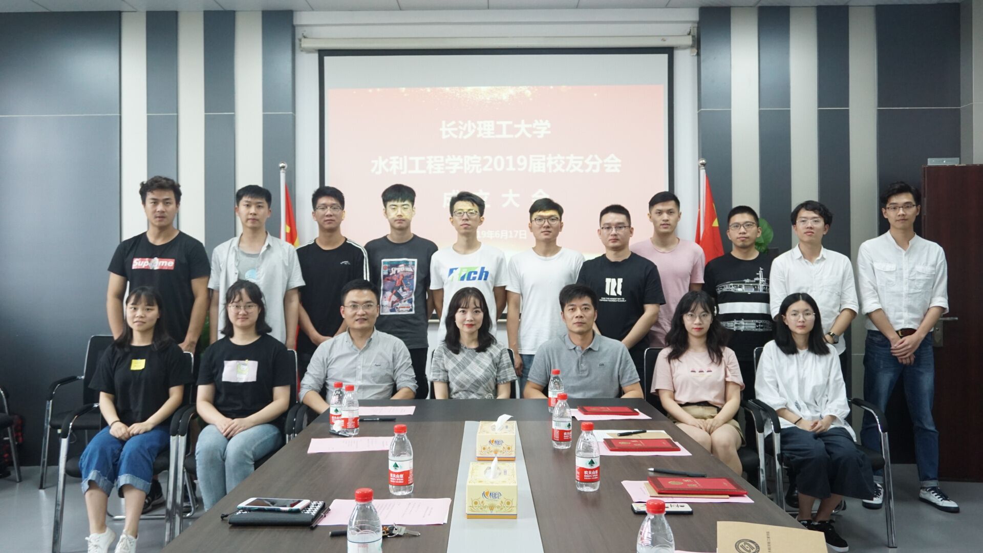 水利工程学院党委书记喻玲娜,副书记王学成,毕业生辅导员贺志琼及校友