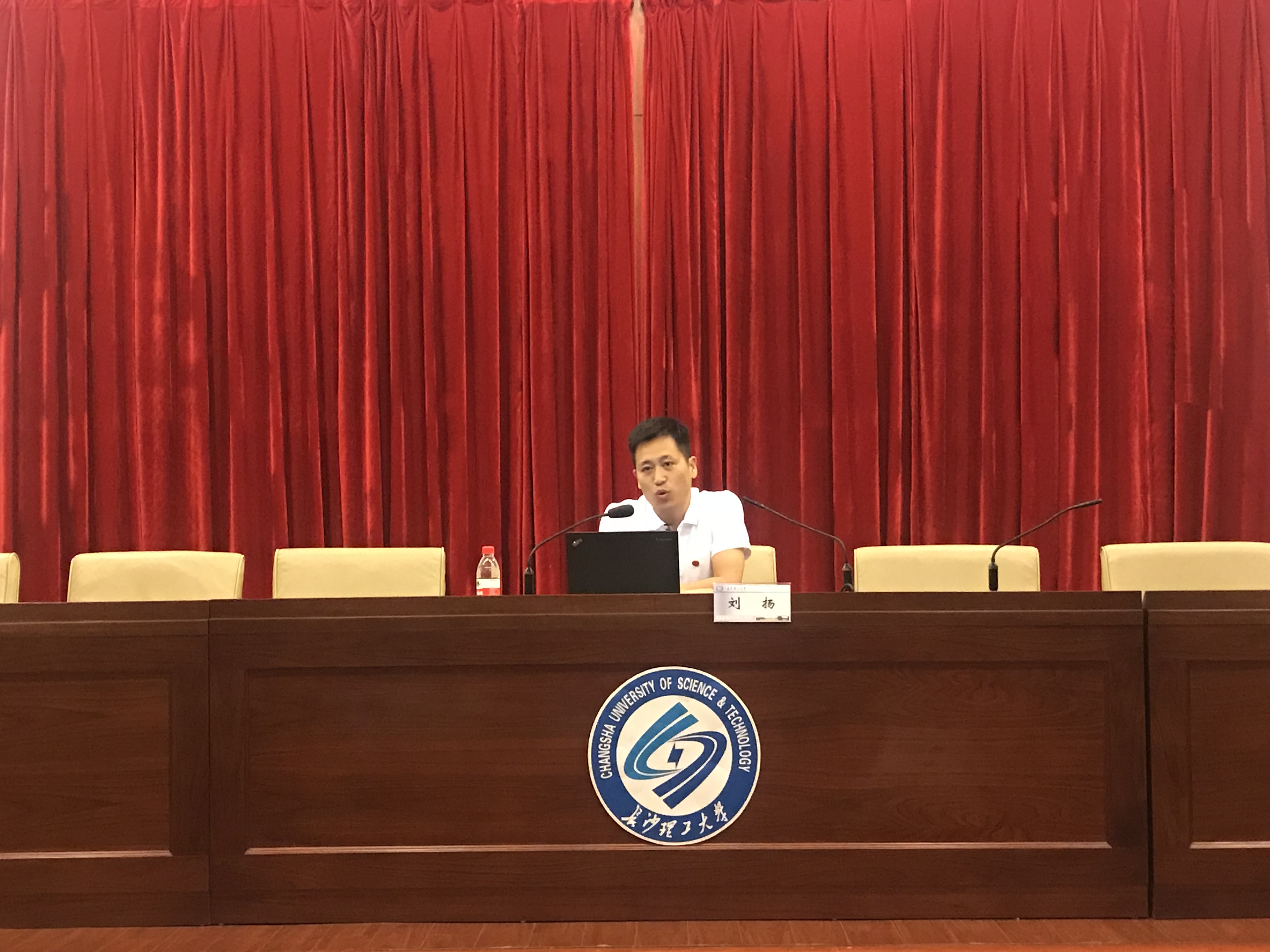 刘扬副校长为水利工程学院师生党员做《十九大报告内容精讲》专题讲座