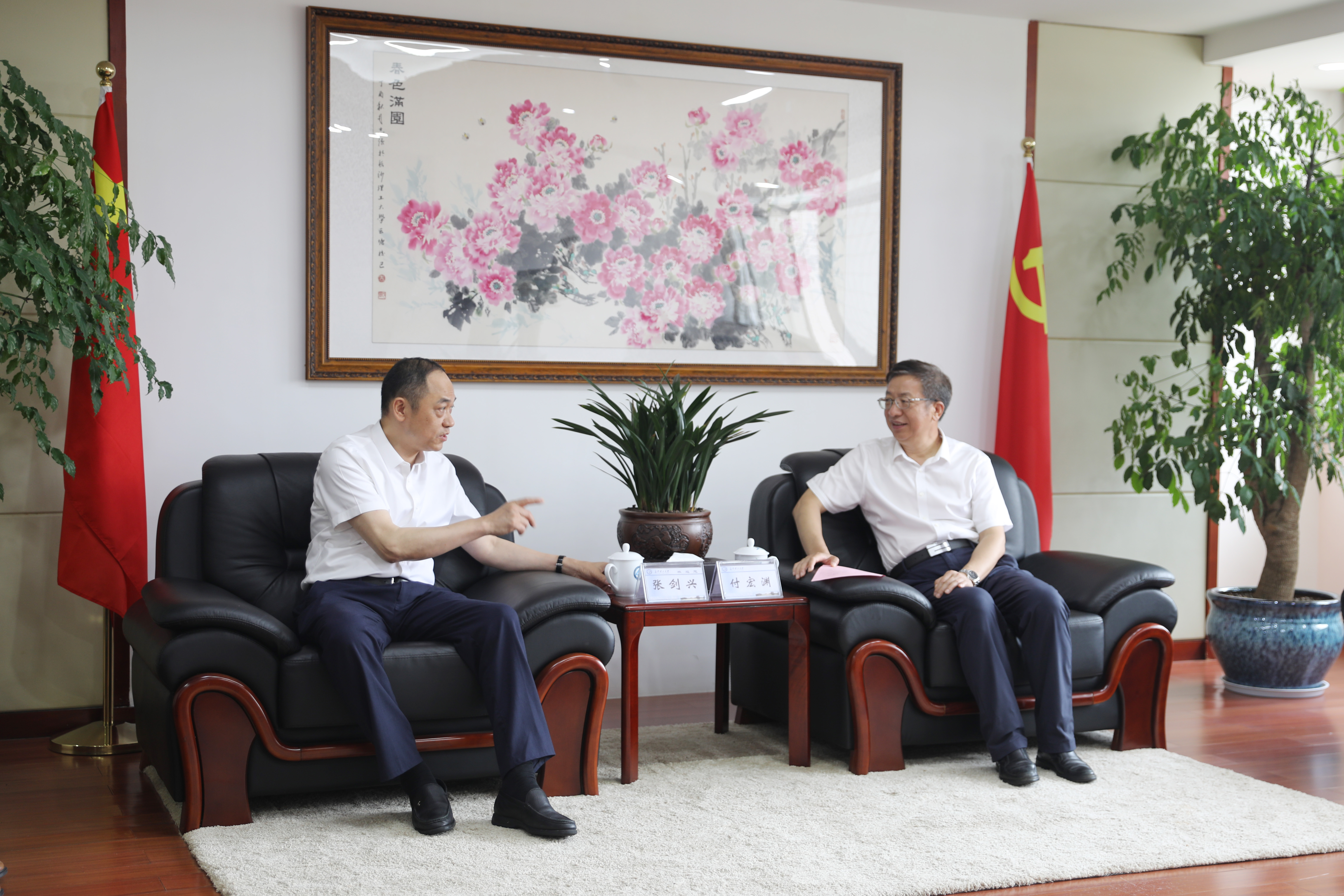 上海校友张剑兴一行重返母校