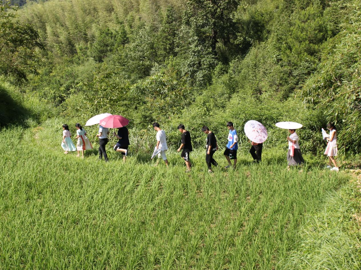 将外语课堂搬到田间地头