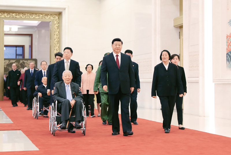 2019年9月29日,中华人民共和国国家勋章和国家荣誉称号颁授仪式在北京人民大会堂金色大厅隆重举行。中共中央总书记、国家主席、中央军委主席习近平同国家勋章和国家荣誉称号获得者一同步入会场。 新华社记者 丁海涛/摄