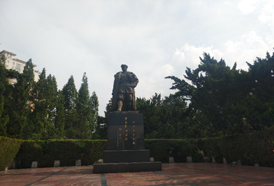 外国语学院翻译医生实践团队赴皋陶故里六安市皖西烈士陵园为烈士高