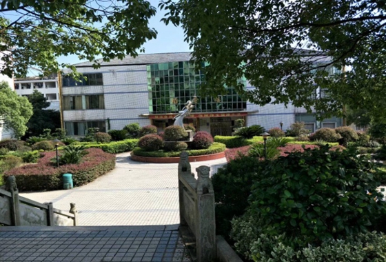 活动中刘馨宇通过经验分享为汨罗四中的同学们介绍了我校的办学条件