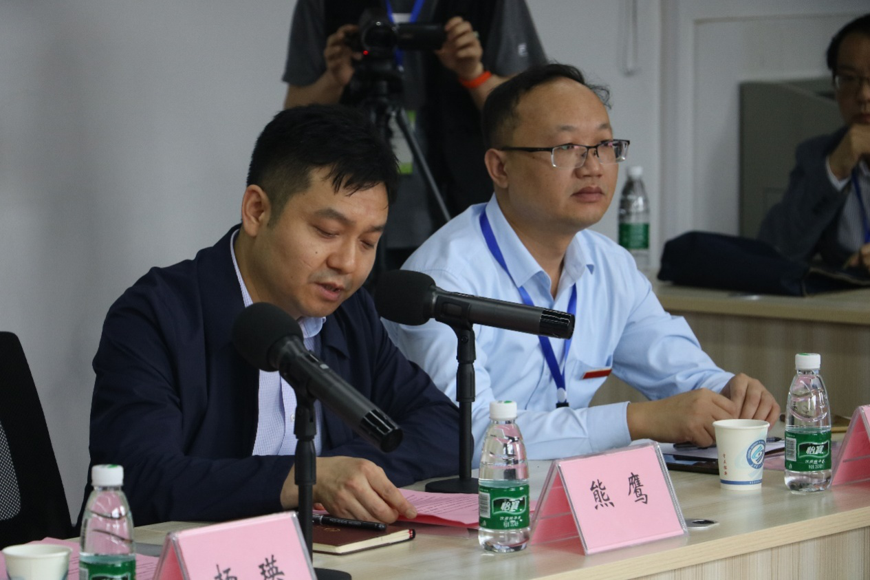 学院党委负责人熊鹰与会发言