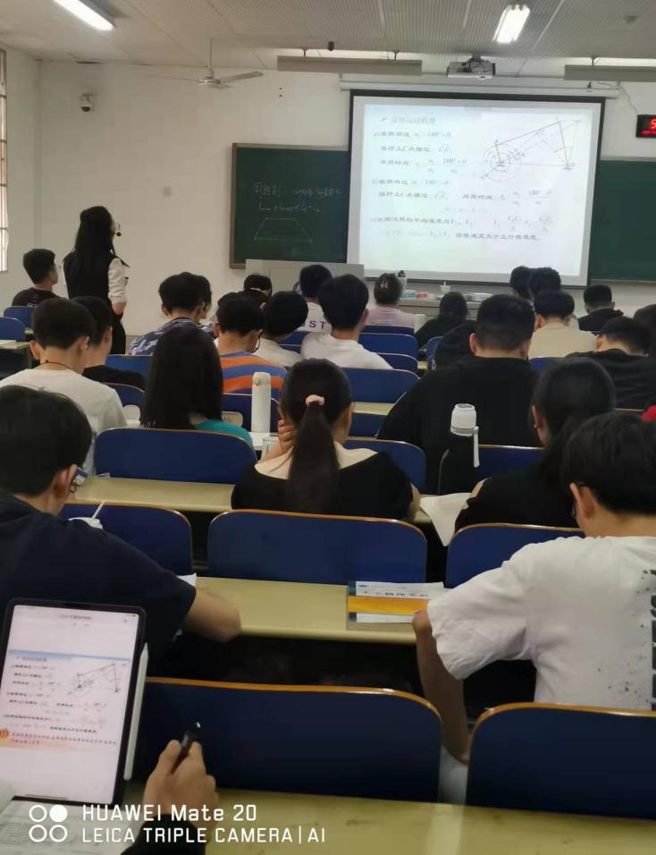 认真听课图片大学生图片