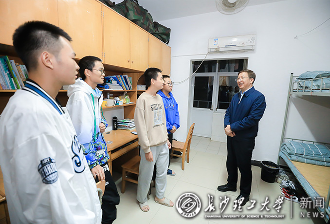 校党委书记付宏渊一行深入学生宿舍与学生亲切交流