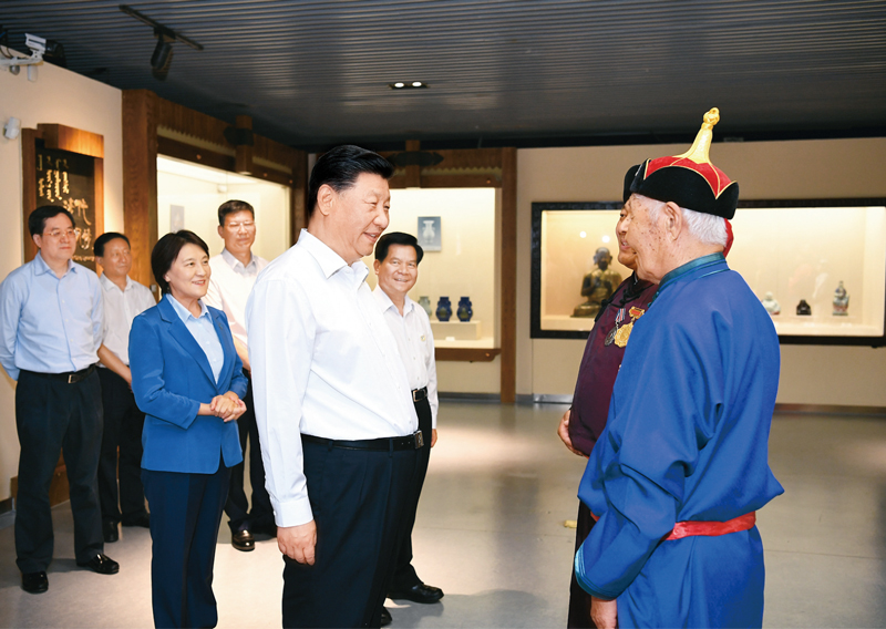 2019年7月15日至16日,中共中央总书记、国家主席、中央军委主席习近平在内蒙古考察并指导开展“不忘初心、牢记使命”主题教育。这是15日上午,习近平在赤峰博物馆同古典民族史诗《格萨(斯)尔》非物质文化遗产传承人亲切交谈。 新华社记者 谢环驰/摄