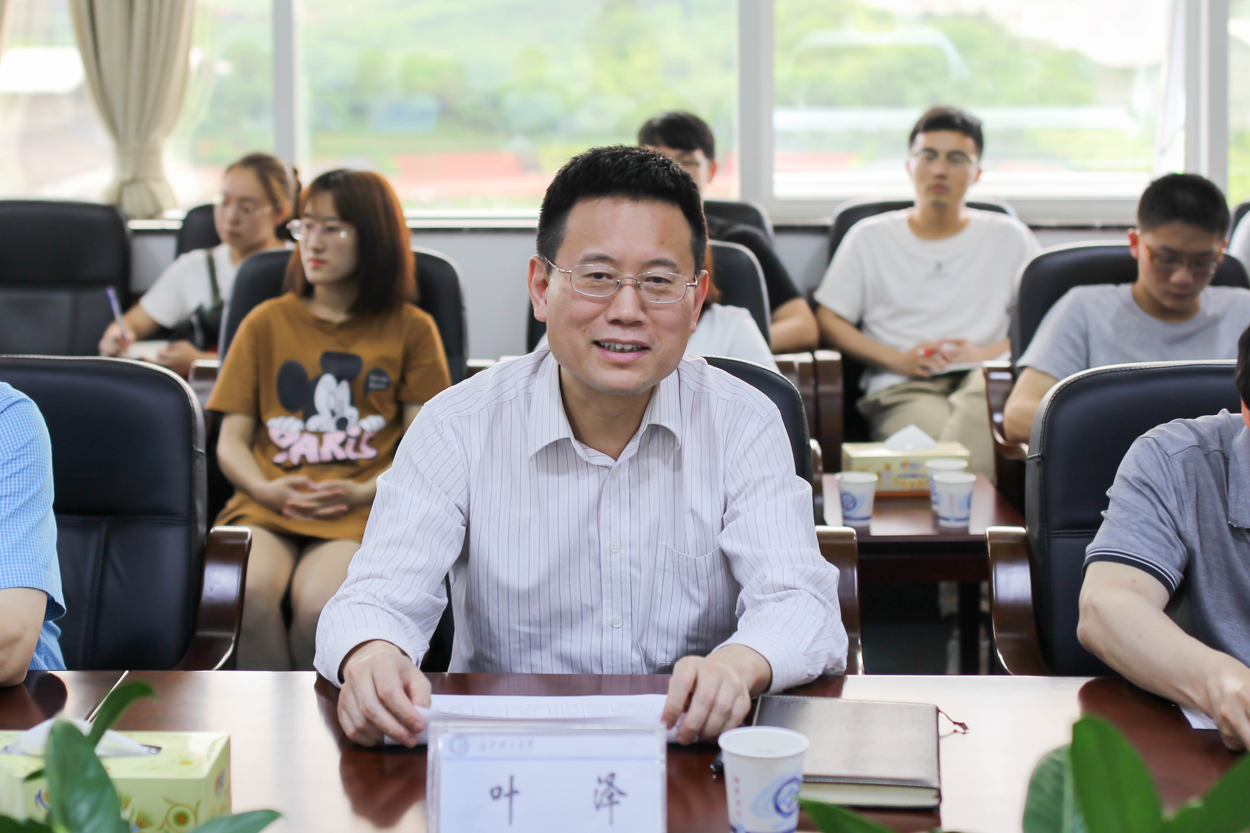 青春奋斗,做学校科研的生力军:我校举行硕士研究生代表座谈会