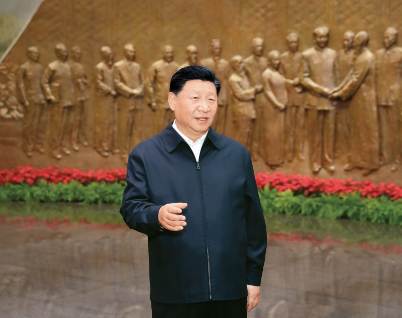 2019年9月12日,中共中央总书记、国家主席、中央军委主席习近平视察中共中央北京香山革命纪念地。这是习近平在香山革命纪念馆参观《为新中国奠基》主题展览,并发表重要讲话。 新华社记者 黄敬文/摄