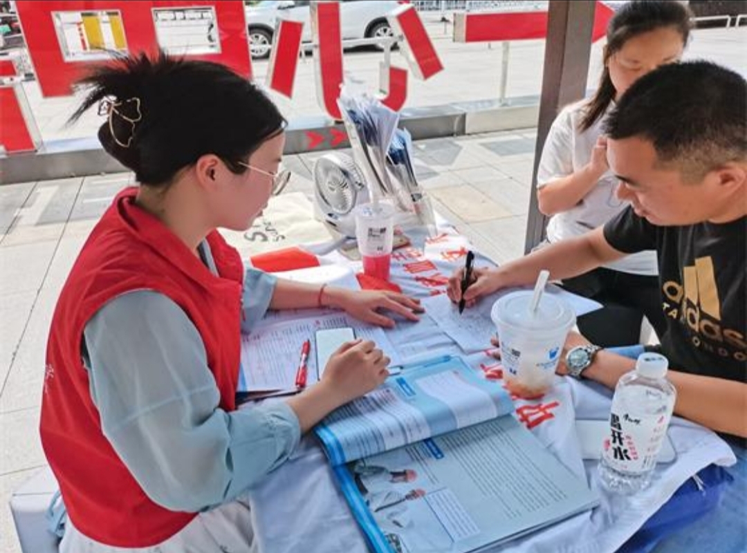 【无偿献血】汕头市红十字会走进汕头大学开展无偿献血和造干捐献宣传活动