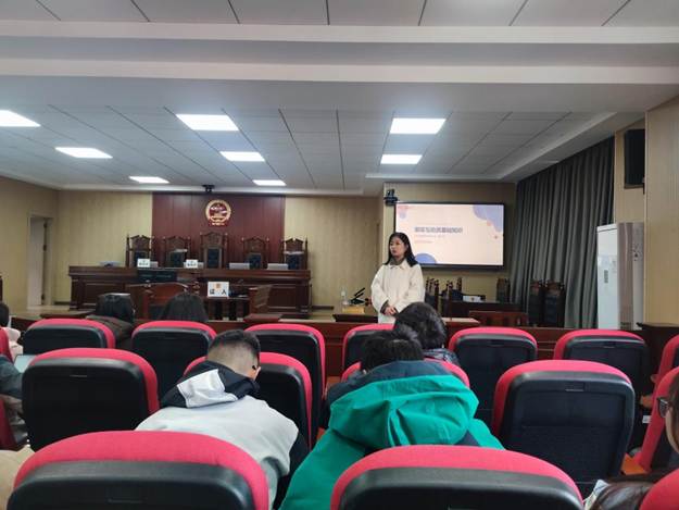 房间里有许多行李箱 AI 生成的内容可能不正确。