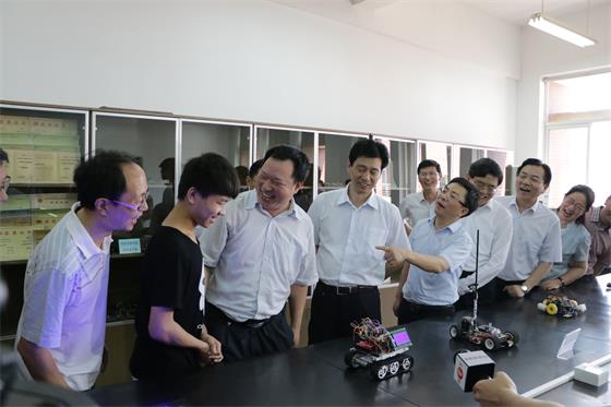 副省长蔡振红考察我院大学生创业孵化基地