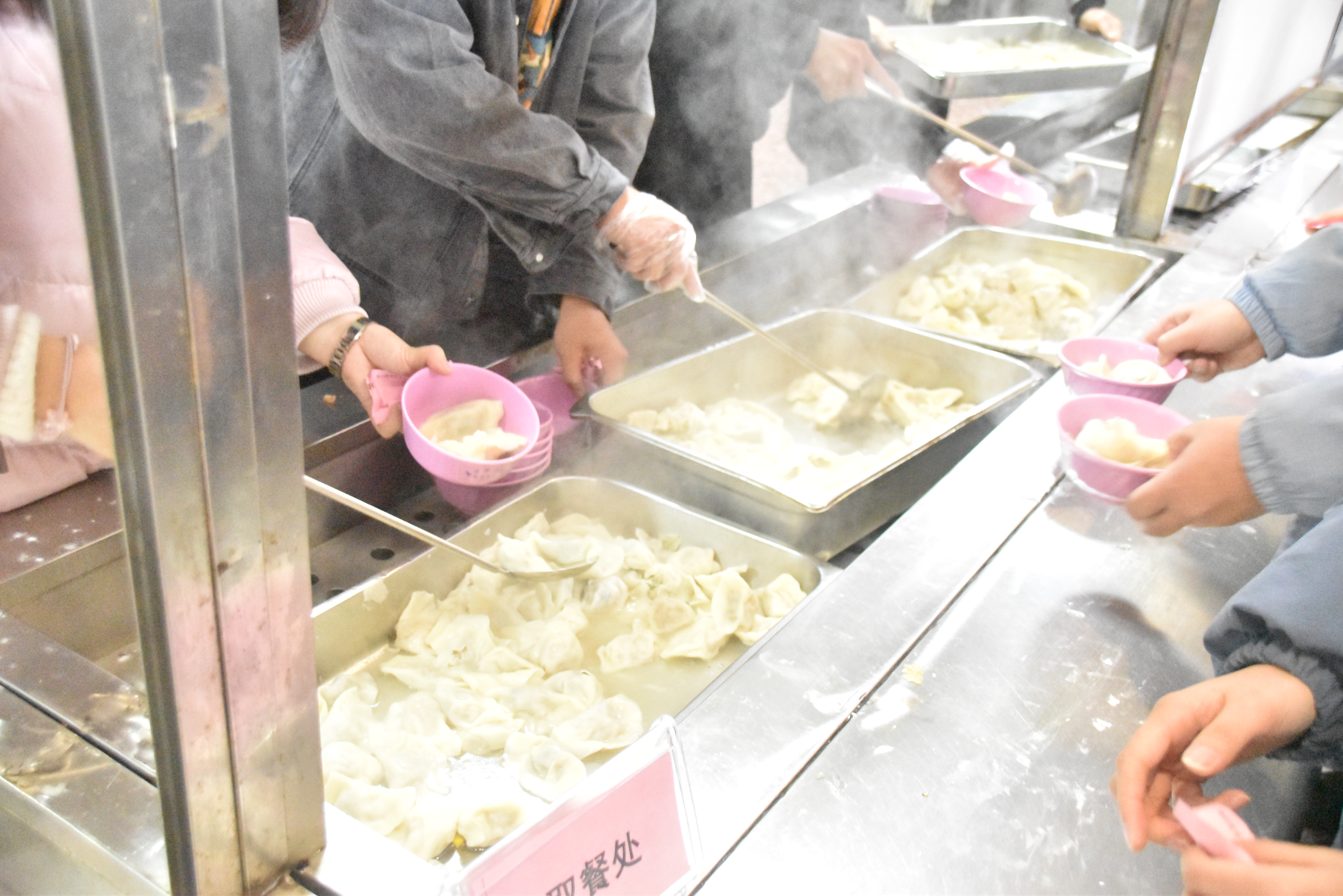 温暖过冬至——后勤中心餐饮服务部开展走进食堂劳动体验活动