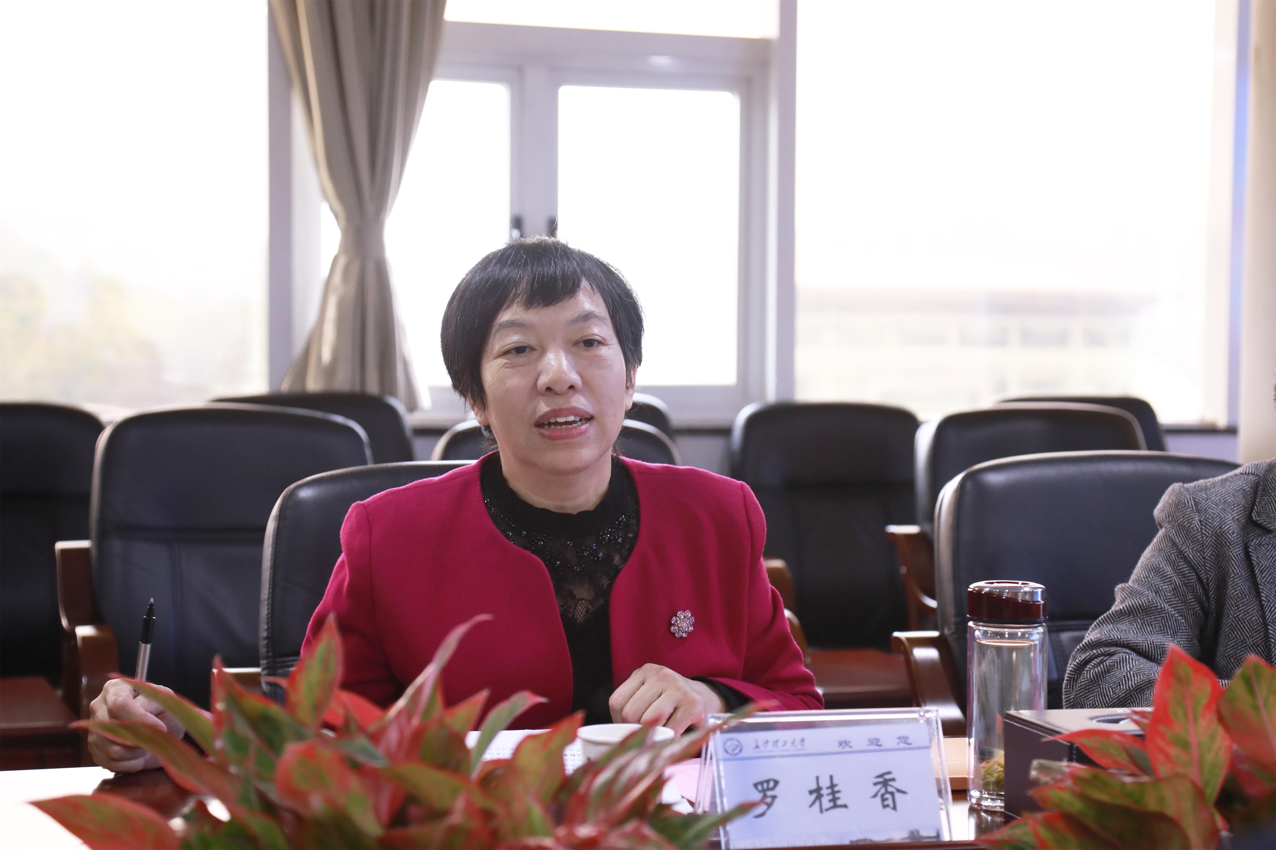 湖南省教育厅党组成员,工委委员罗桂香一行来校调研