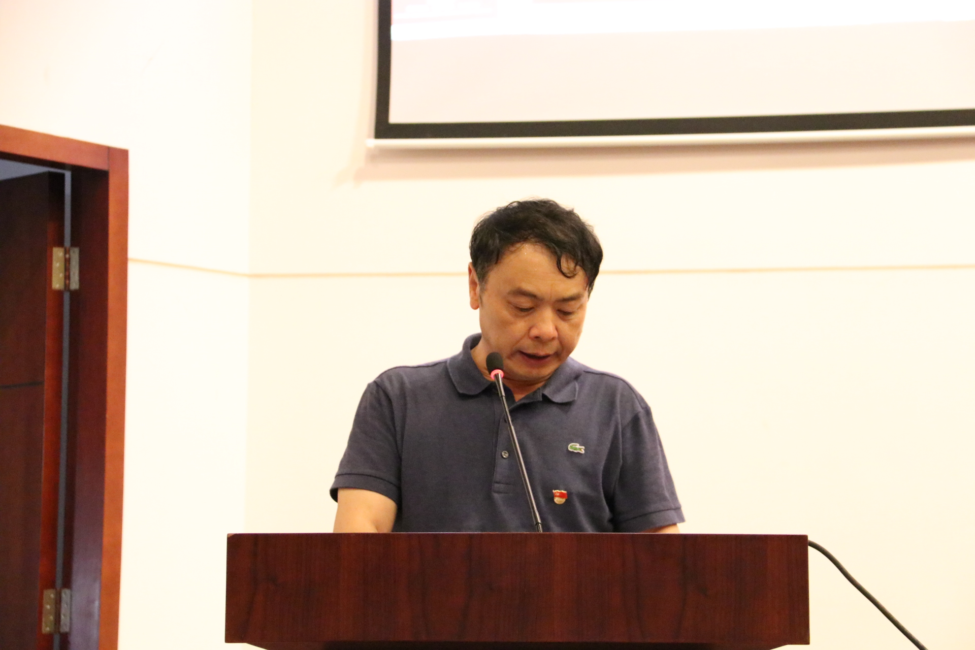 并邀请马克思主义学院党委书记易显飞教授为全院党员讲授专题党课