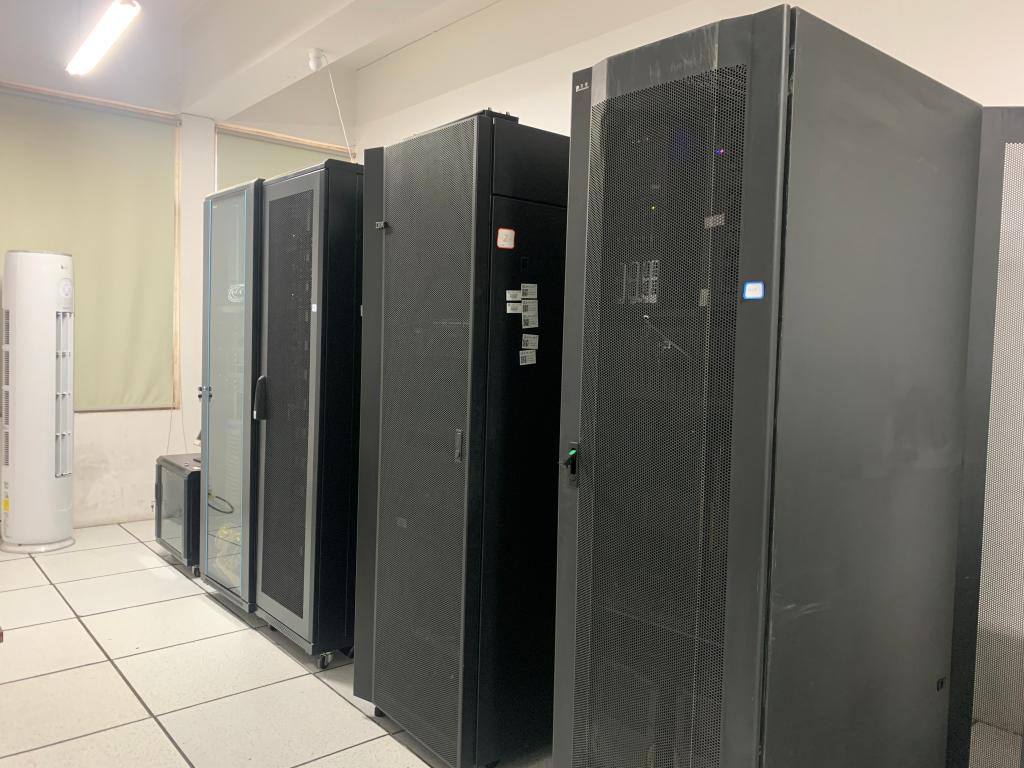 高性能计算服务器（300 核心及 GPU 服务器*3）