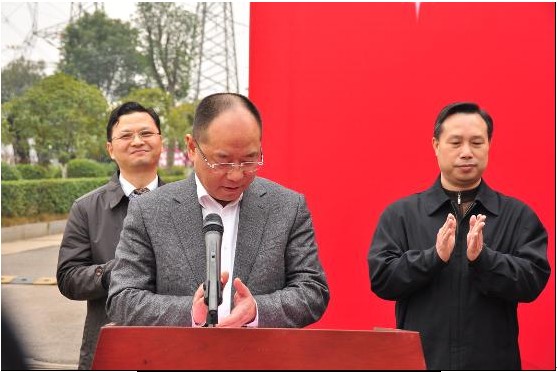 校党委副书记洪源渤与省电力公司党组成员,副总经理戴庆华共同揭牌